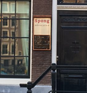 messing plaat in teakhouten frame Spong Advocaten Amsterdam