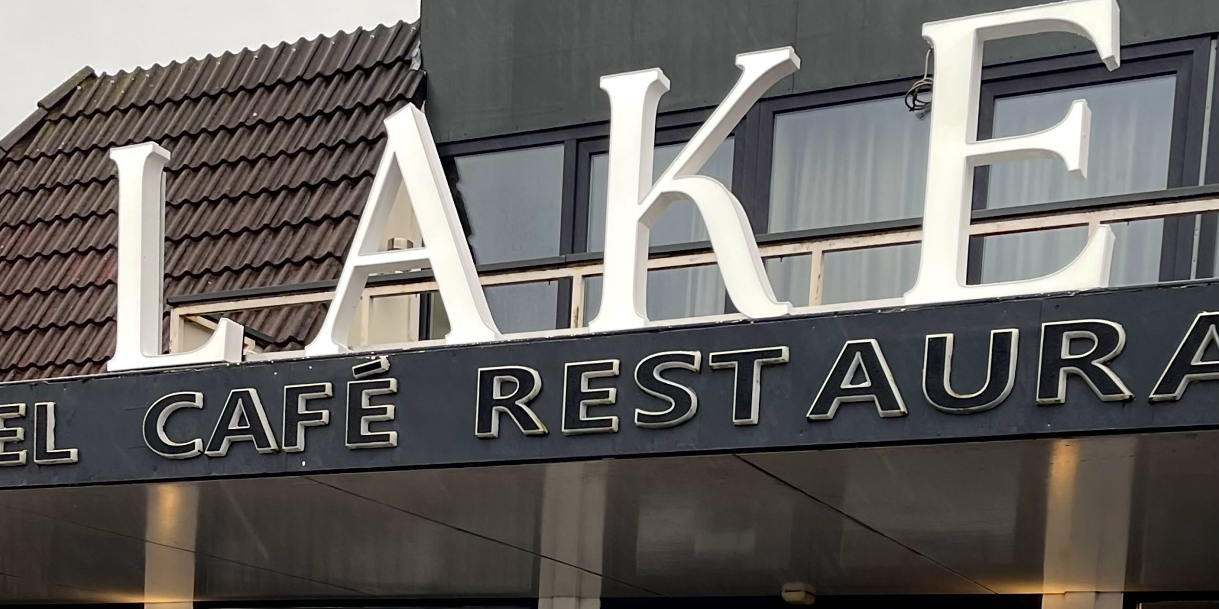 verlichte aluminium doosletters lake amsterdam airport hotel
