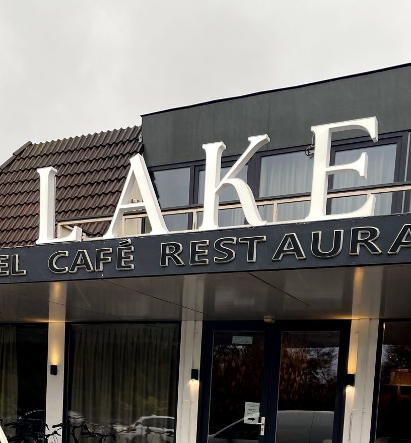 verlichte aluminium doosletters lake amsterdam airport hotel verlichte aluminium doosletters lake amsterdam airport hotel